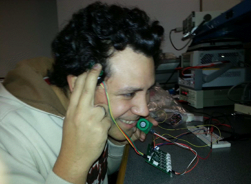 Test of the probes of our 8 channel EEG system. A 9th probe is used as a reference signal to extract the useful signal..